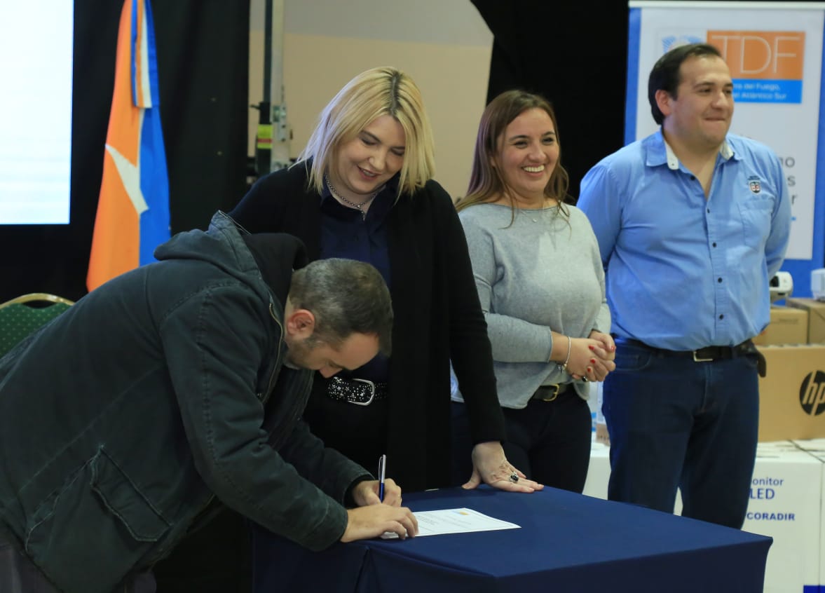 ENTREGA DE EQUIPAMIENTO (3)