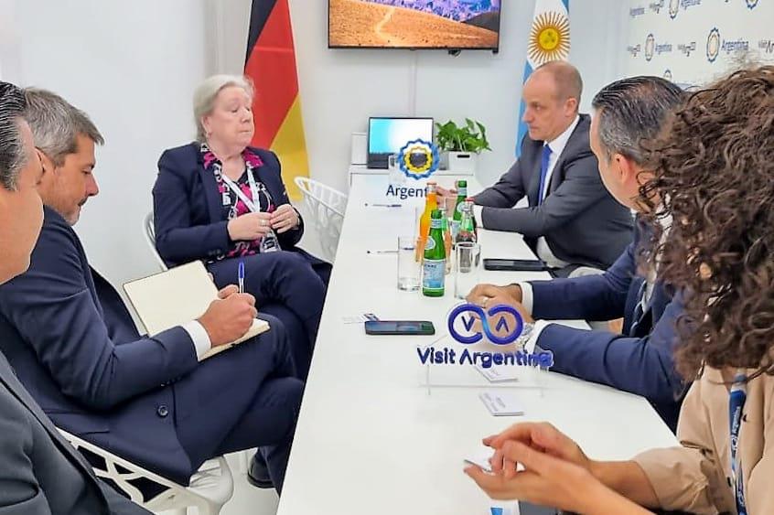 6471C8C0-1385-4547-B5AC-E8DA1DC38605