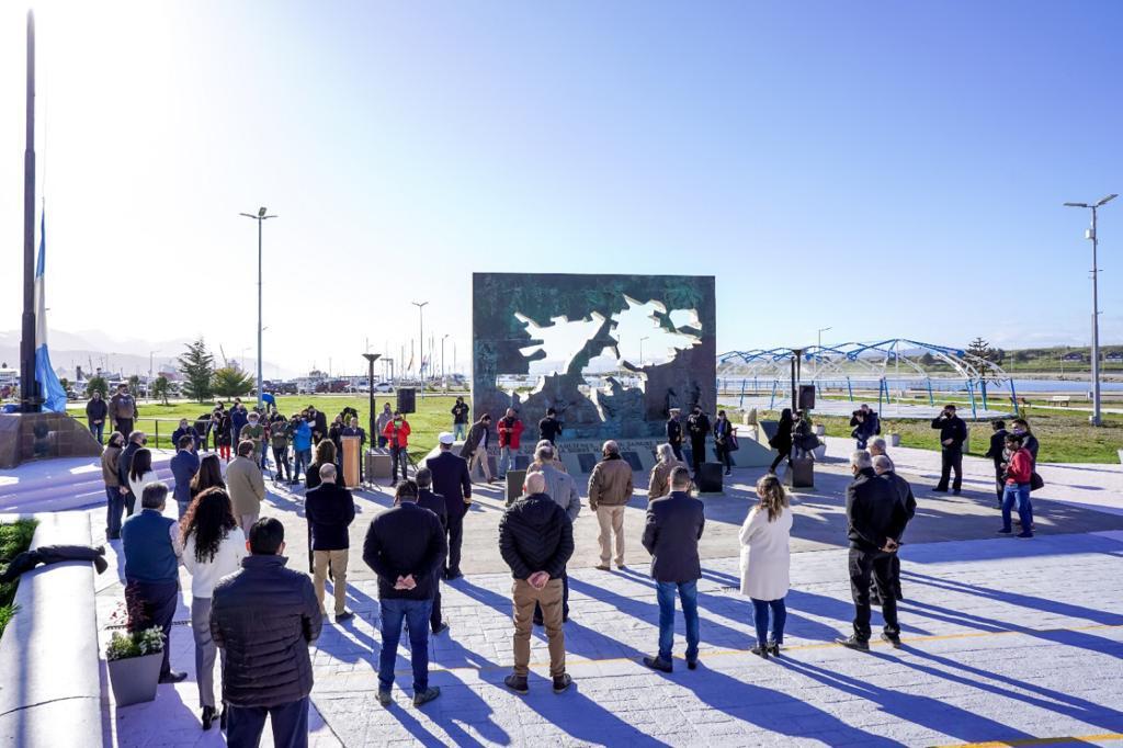 5fa5a03c3567a1342d309813