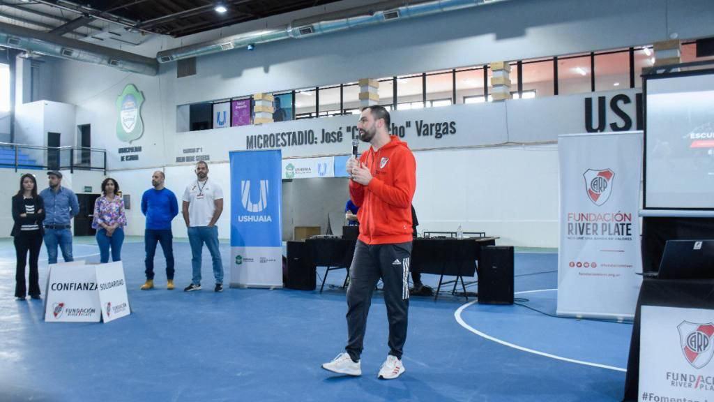 6FDBA70E-F5C7-473A-92A1-78AF30DF1AE1